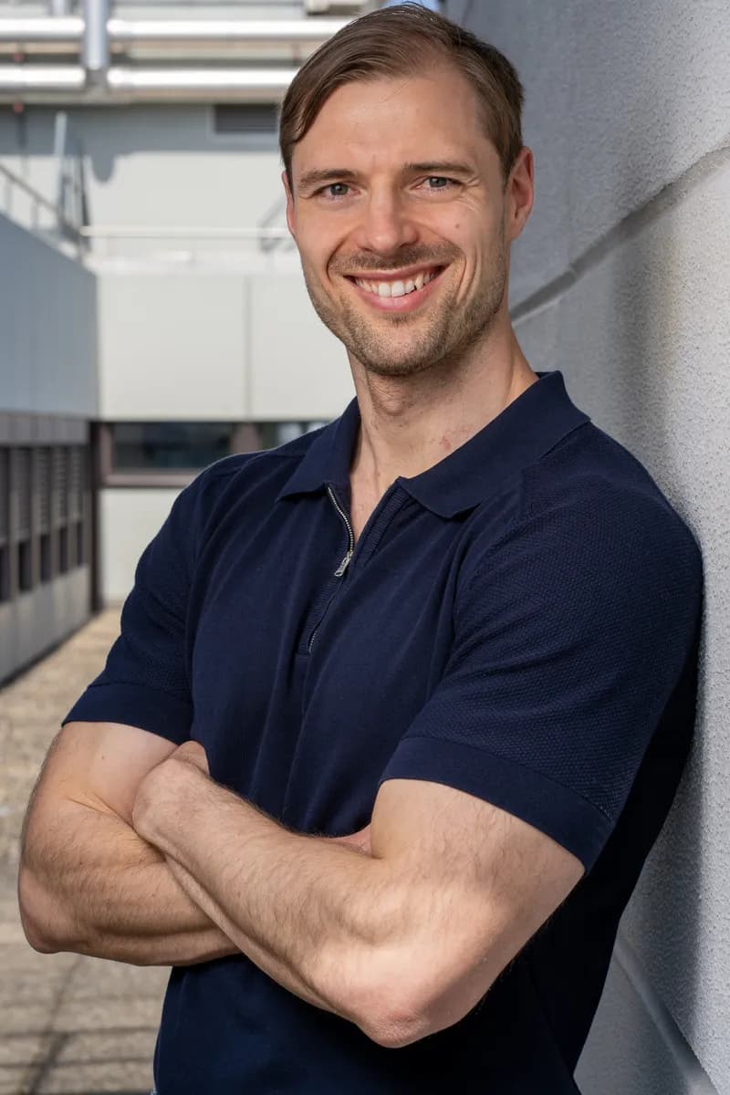 Side Headshot Arms Closed